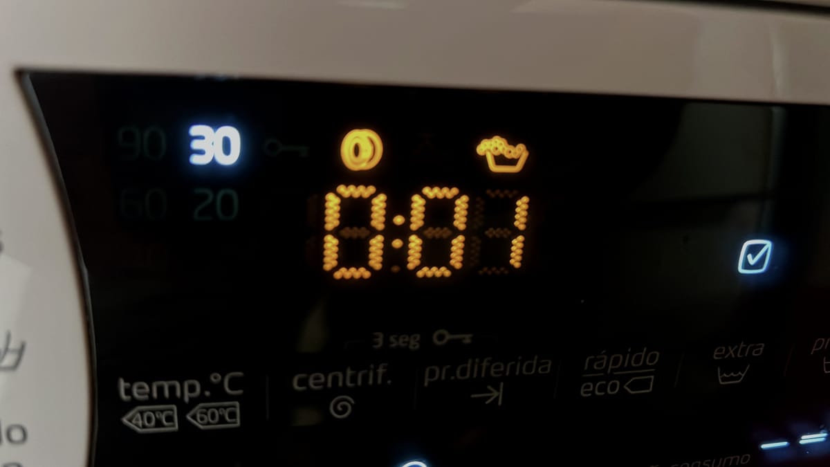 Painel de uma lavadora com o visor aceso